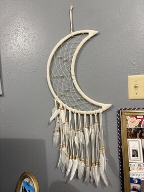 Moon-Shaped White Feather Wall Hanging - Boho Dreamcatcher Decor